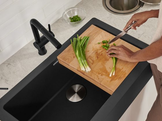 526545-402588-vintera-30-farmhouse-cb-526367-linus-cb-400693-torre-soapdispenser-cb-512471-401919-solon-235010-beech-cuttingboard-lifestyle-image-1600w-900h